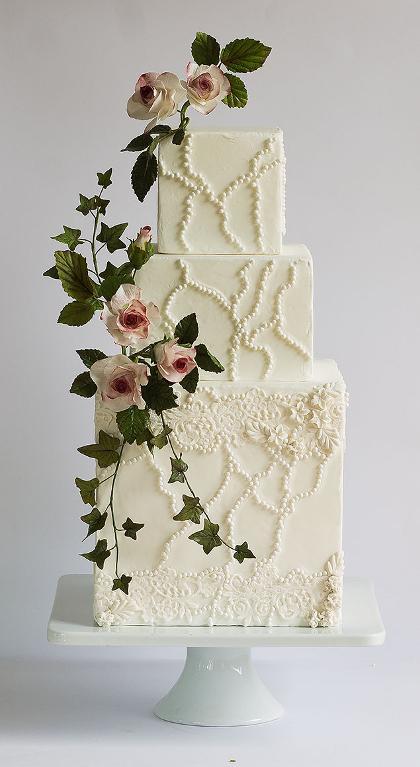 Roses and ivy cake by Bluprint member ModernLovers