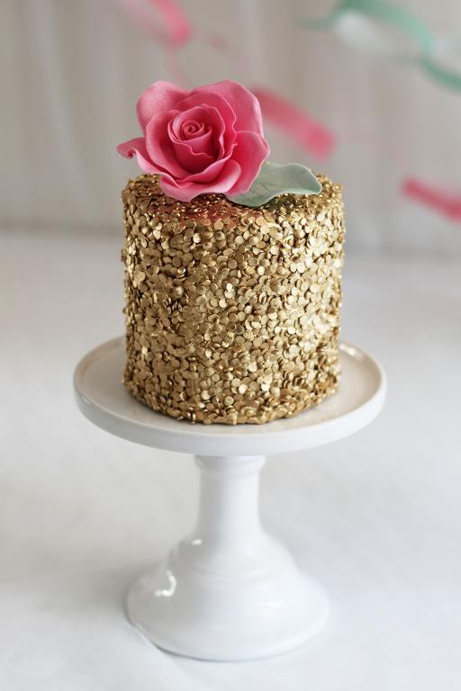 Gold sequin cake by Sockerrus