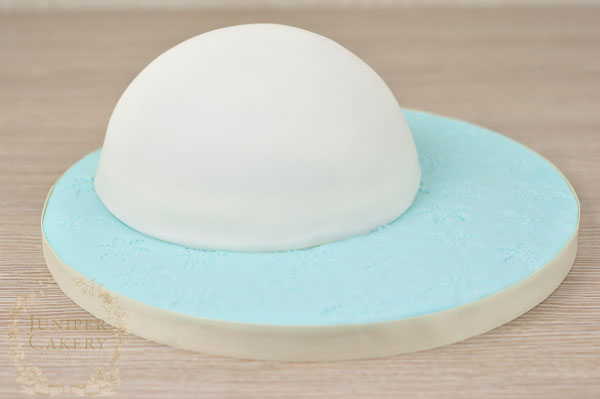 Make a melted snowman cake tutorial by Juniper Cakery