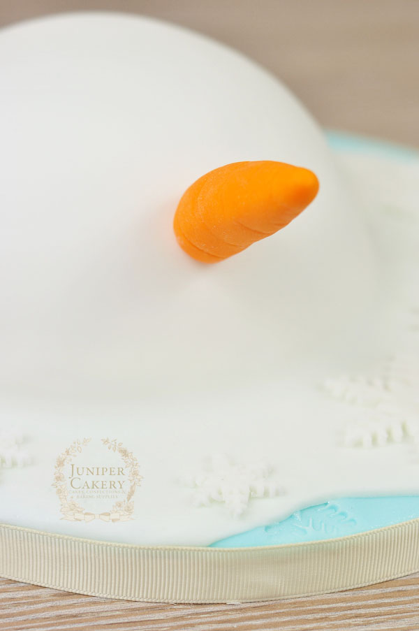 Easy melted snowman cake instructions by Juniper Cakery