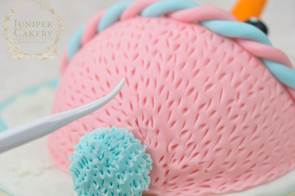 How to add a knit pattern to fondant by Juniper Cakery