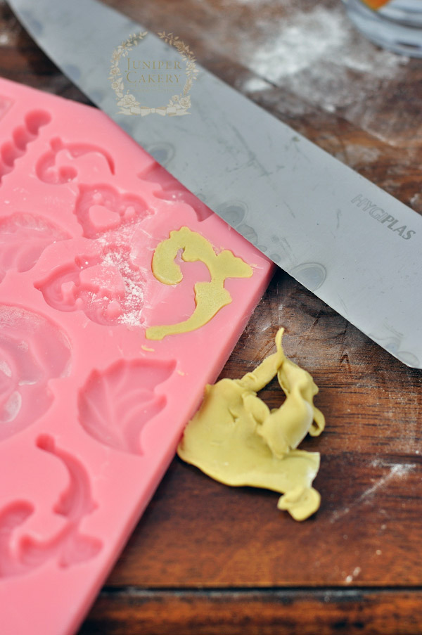 Instructions on how to decorate a frame cake