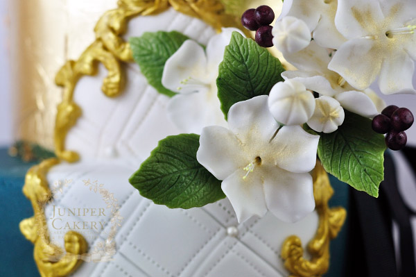 Gold frame detailing on cake