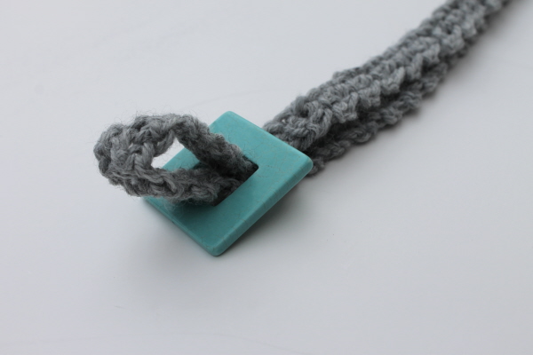 Knotting the crochet necklace