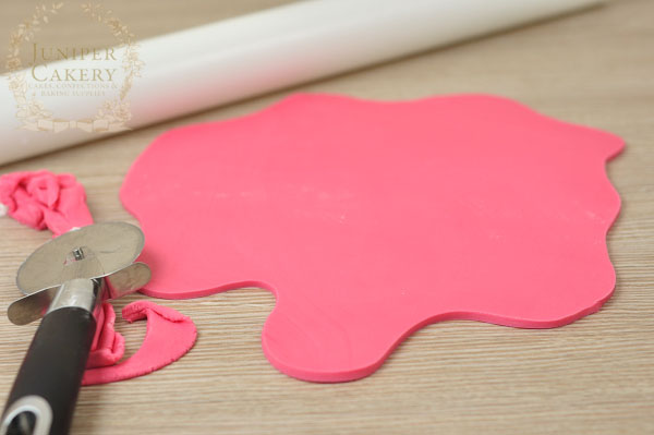 Adding a fake fondant drizzle to cakes by Juniper Cakery