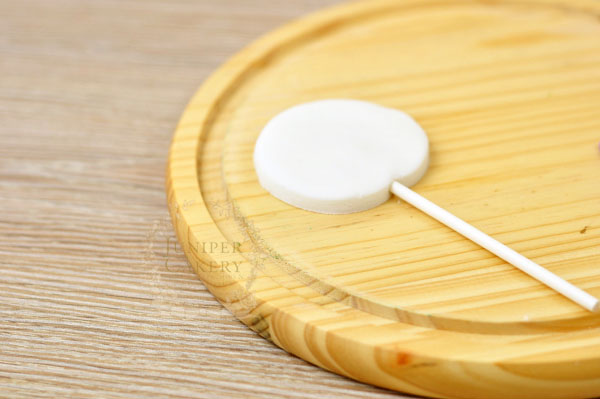 Make a pinwheel lollipop out of fondant for cake decorating by Juniper Cakery