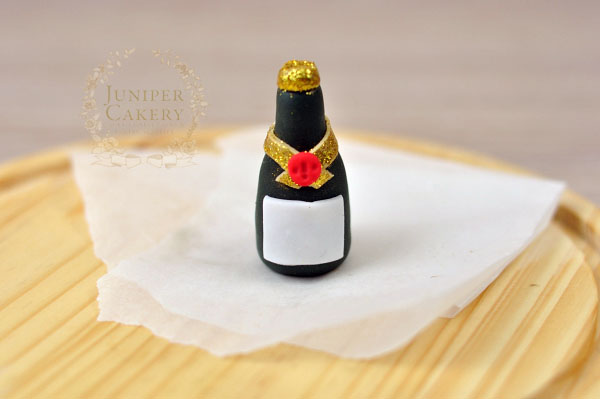 Champagne bottle cupcake topper tutorial for New Year's Eve parties by Juniper Cakery