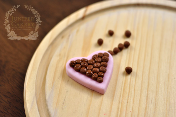 Tiny fondant heart-shaped chocolate box tutorial for cupcakes