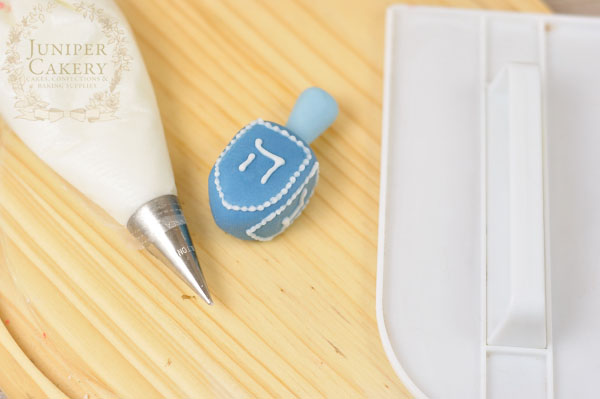 Make fondant dreidel cupcakes for Hanukkah with this how-to by Juniper Cakery