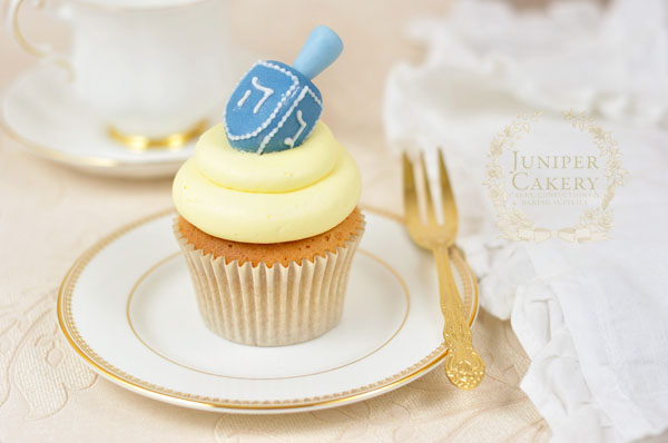 How to make a fondant dreidel for Hanukkah cupcakes by Juniper Cakery