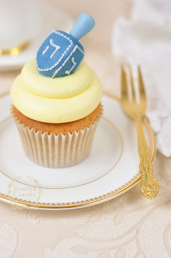 How to make fondant dreidel cupcakes by Juniper Cakery