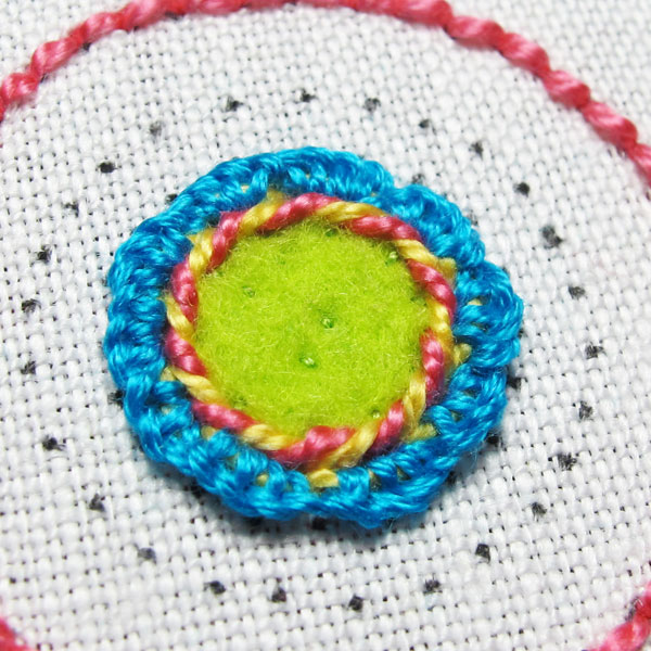 Completed buttonholed chain stitch outline