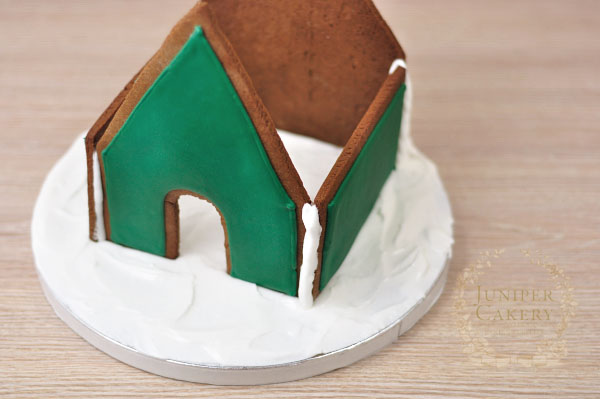 Make a Christmas gingerbread house by Juniper Cakery