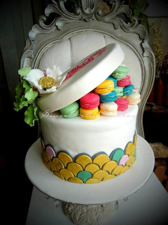 Macaron hat box cake