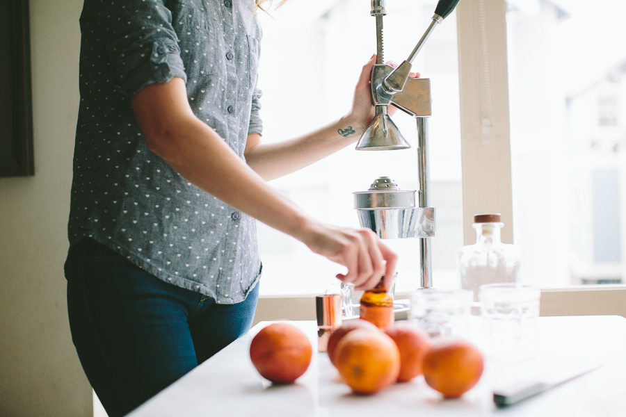 Making freshly squeezed orange juice