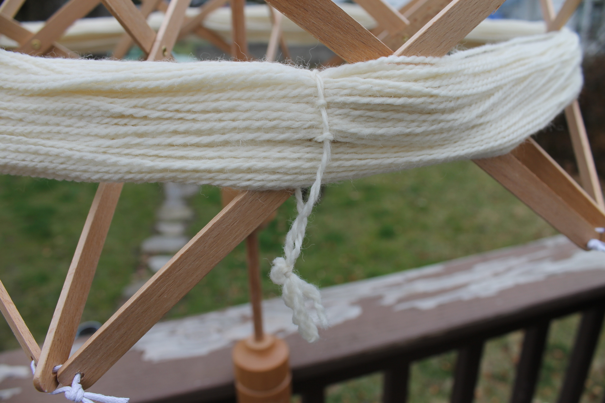 Untying yarn on a yarn swift