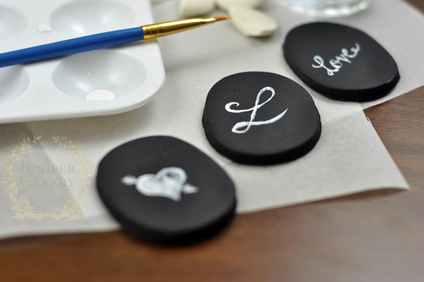 Make edible fondant chalkboard cupcake toppers by Juniper Cakery