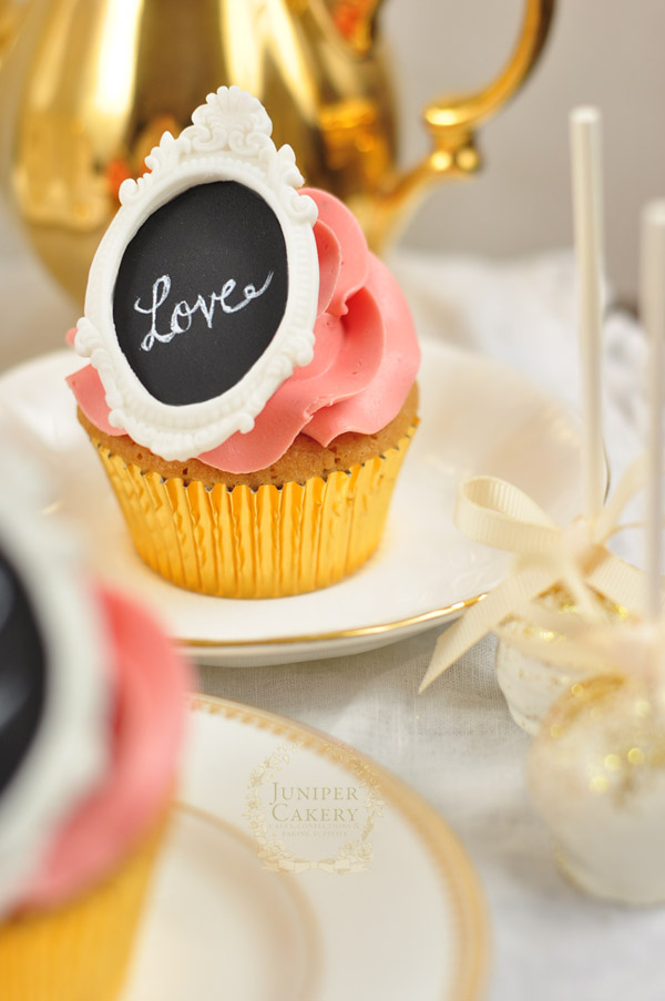 Tutorial for making fondant chalkboard toppers and cakes by Juniper Cakery