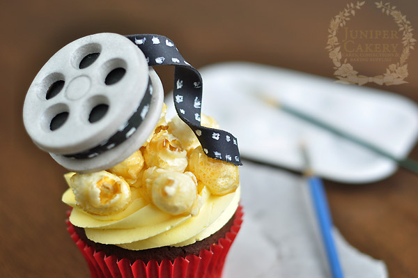 Make film reel cupcakes for an Oscars party