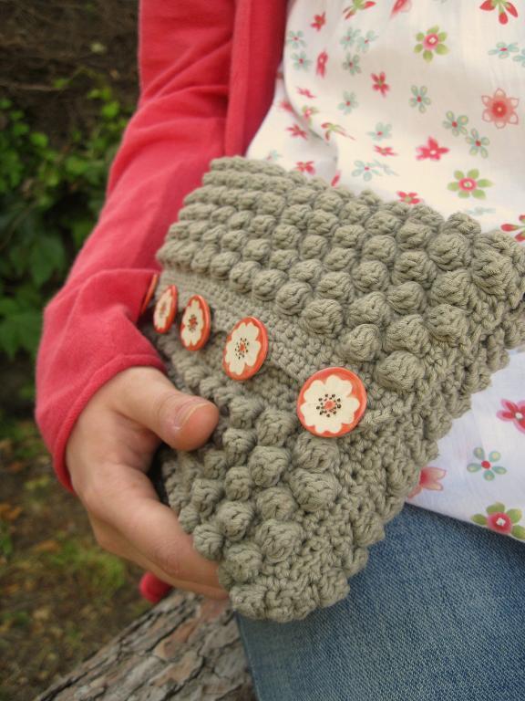 Bobble Bee clutch crochet pattern