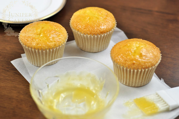 covering cupcakes in preserve