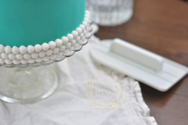 cake featuring tiffany & co inspired pearls
