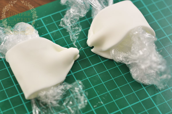 making a fondant bow