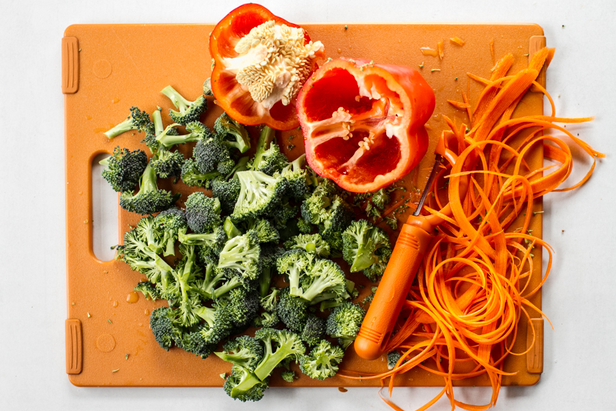 Healthy Veggie Noodle Bowl With Peanut Sauce