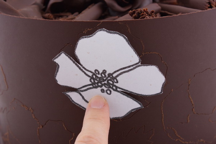 Painting on chocolate step1