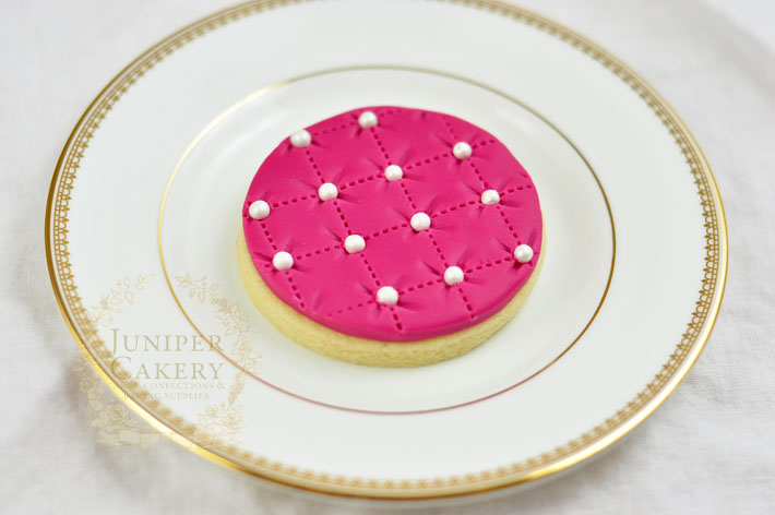 Using fondant to ice cookies is easy and quick with this handy tutorial