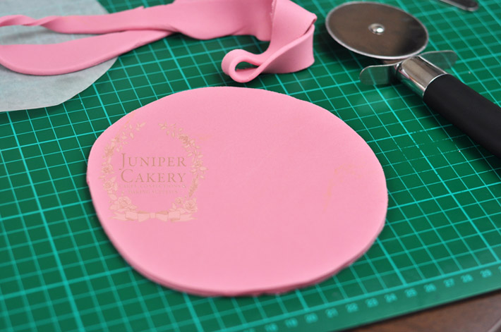 Step-by-step guide on how to create a vintage polka dot hat box cake by Juniper Cakery