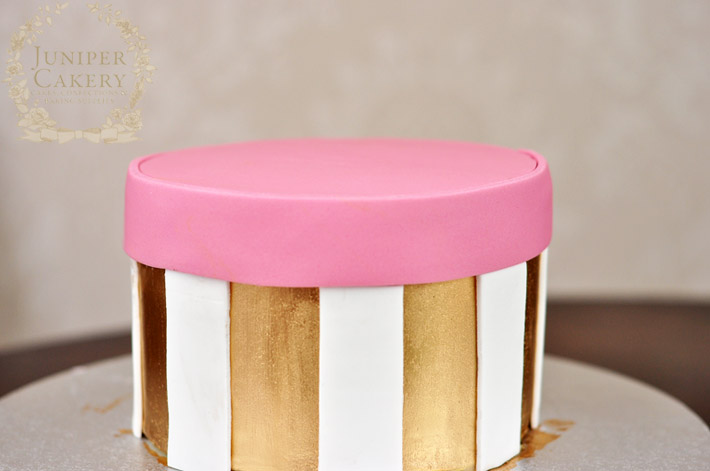 Make a simple polka dot hat box cake with this handy tutorial from Juniper Cakery