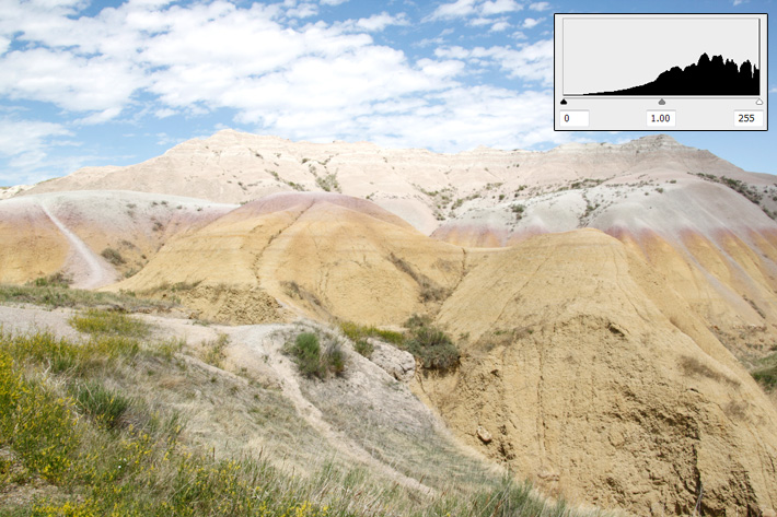Overexposed histogram with accompanying photograph of the Badlands in South Dakota
