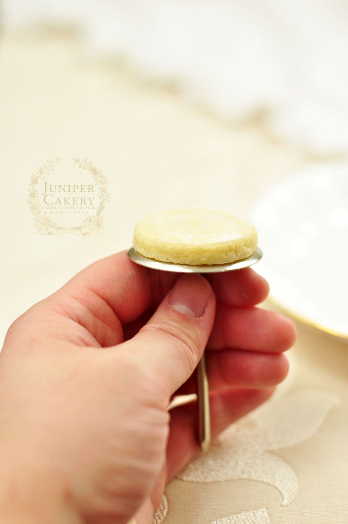 Make mini rosette sugar cookies with this fun tutorial by Juniper Cakery