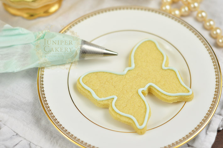 How to flood cookies with royal icing tutorial on Craftsy