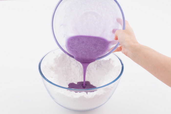 Pour gelatine mixture into confectioners sugar