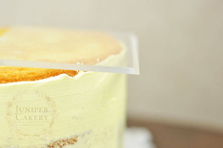 The super sharp acrylic CakeSafe icing scraper is perfect for buttercreaming cakes!