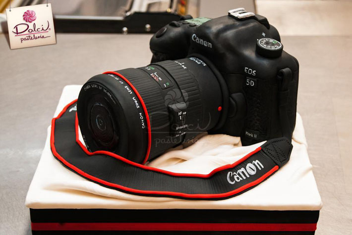 Canon camera DSLR cake by Bluprint member Dolce Pasteleria