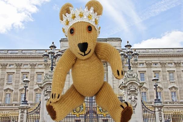Free Diamond Jubilee Bear knitting pattern