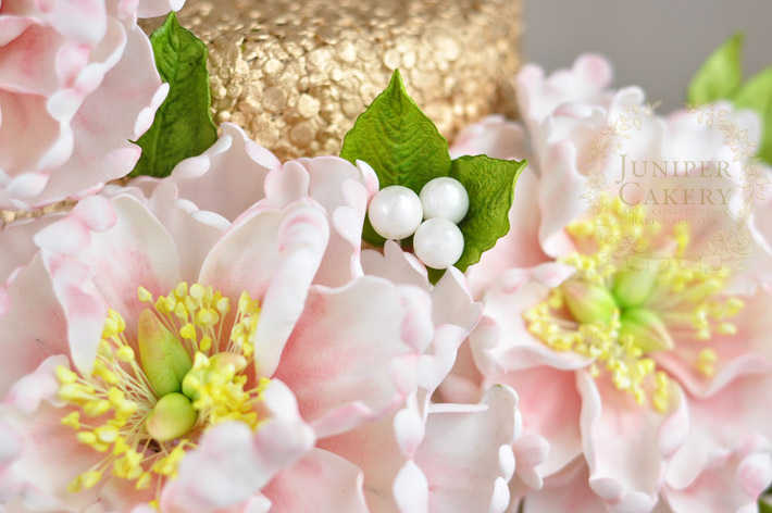 Create stunning sugar flower arrangements for cakes with this handy how-to