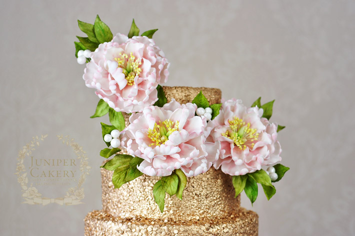 Make a simple yet effective sugar flower cake topper