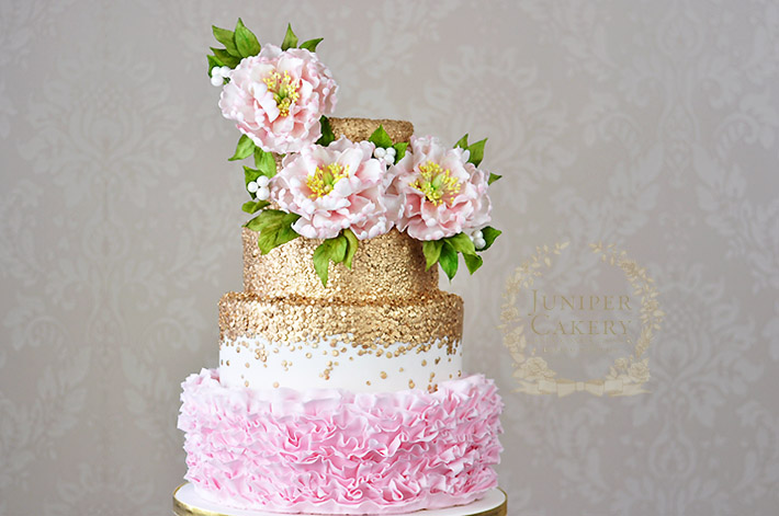 Make pretty sugar flower arrangements with this step-by-step cake decorating tutorial