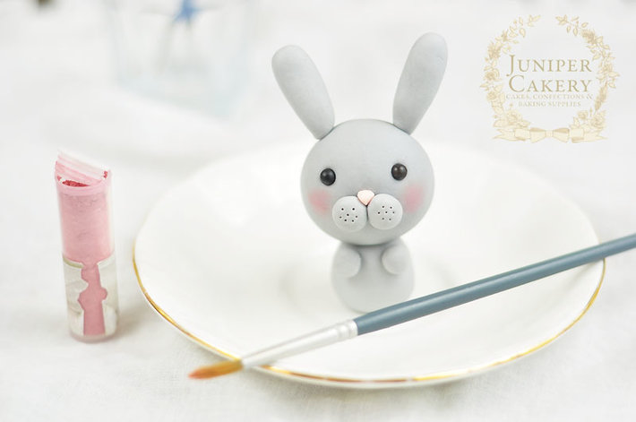 Cute fondant bunny by Juniper Cakery