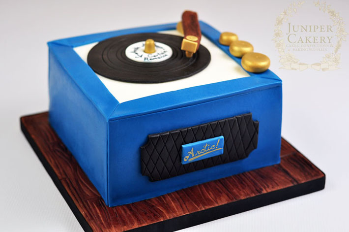 Vintage record player cake by Juniper Cakery