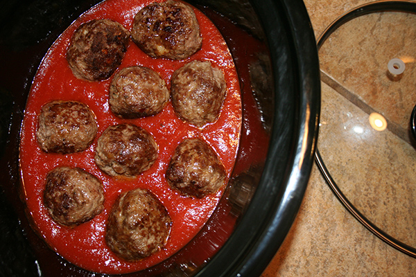 Slow cooker with sauce