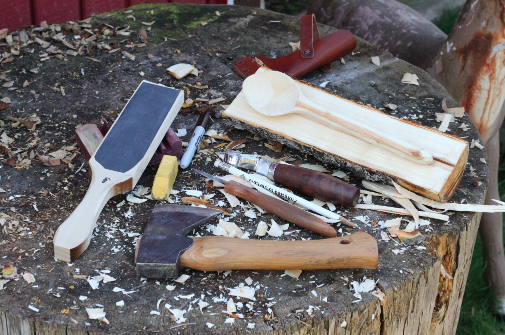 The basic toolkit to carve a green spoon