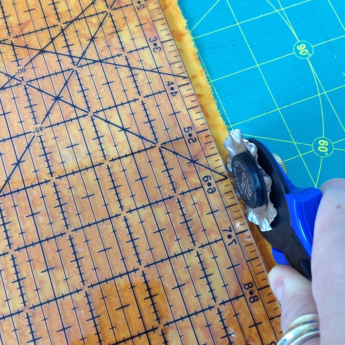cutting with scallop rotary blade