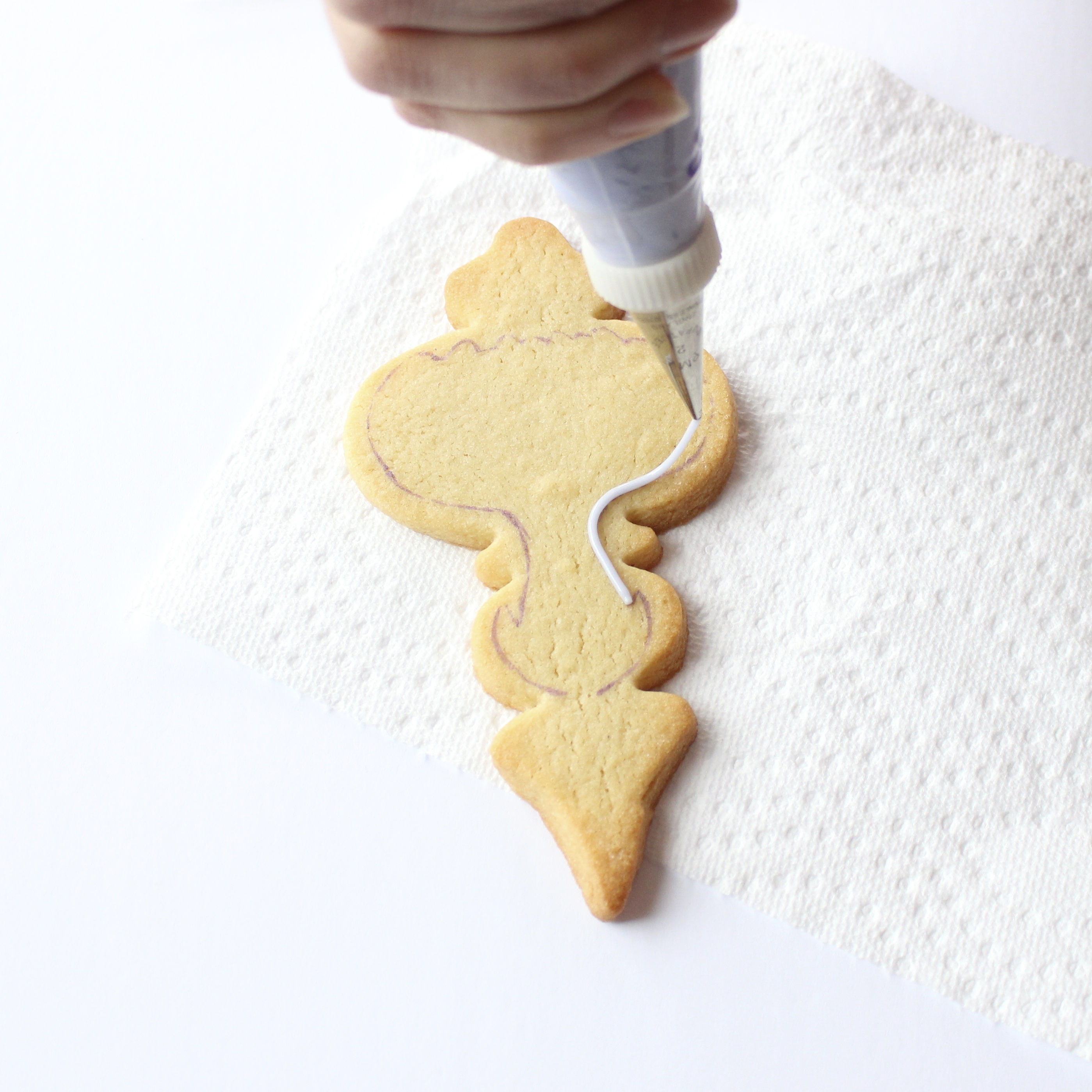 outlining the cookie with icing