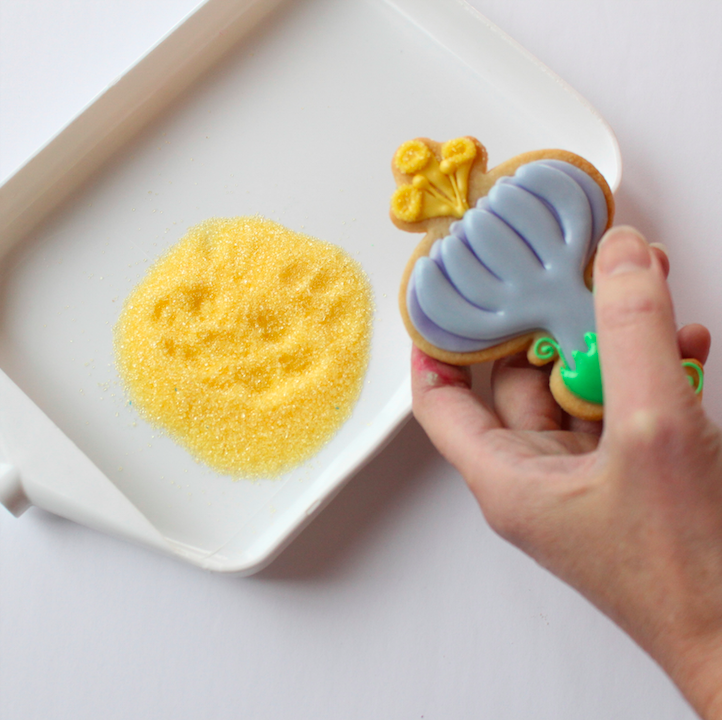 adding sanding sugar to your cookie width=