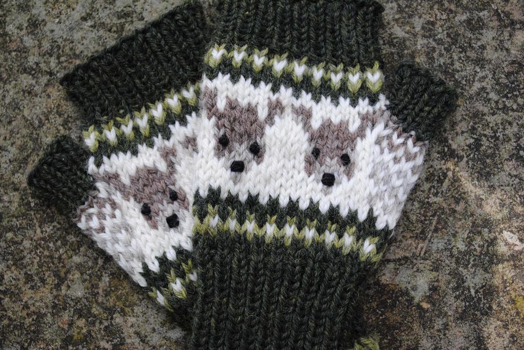 Darling Deer fingerless gloves knitting pattern